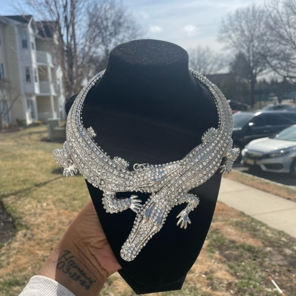 SLIVER GATOR FAMILY STAEMEANT NECKLACE